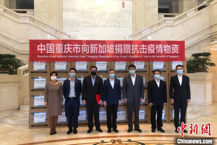 圖為捐贈(zèng)方與接收方代表合影留念?！⑾嗔?攝