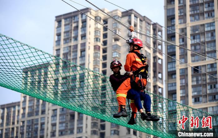 新消防員進(jìn)行T型救援操展示。　劉忠俊 攝