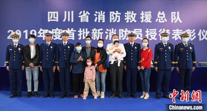 3名新消防員與親人現(xiàn)場見證授銜儀式?！⒅铱?攝