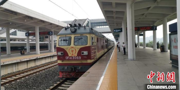 貴州省首條城際高速鐵路——安六鐵路開始聯(lián)調(diào)聯(lián)試。中國鐵路成都局集團公司供圖