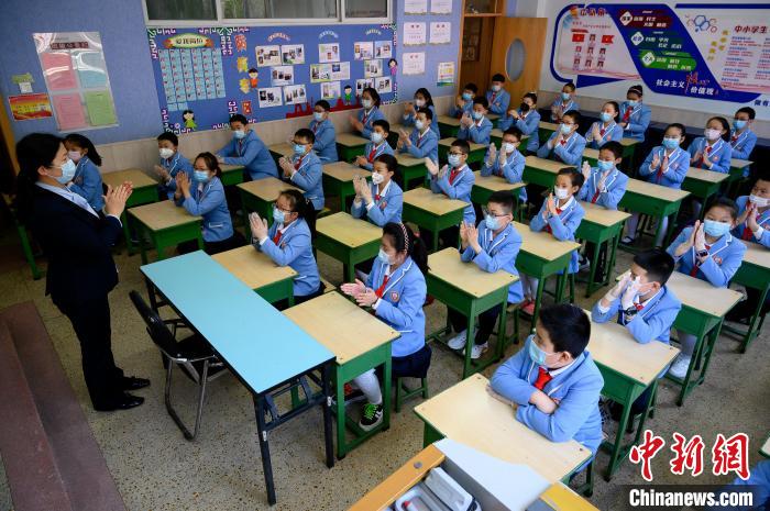 學(xué)校是人群密集場所，山西省疫情防控工作領(lǐng)導(dǎo)小組要求，要周密閉環(huán)做好疫情防控?！№f亮 攝