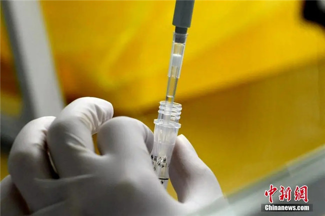 資料圖：工作人員正在準(zhǔn)備檢測(cè)試劑。<a target='_blank'  data-cke-saved- >中新社</a>記者 王東明 攝