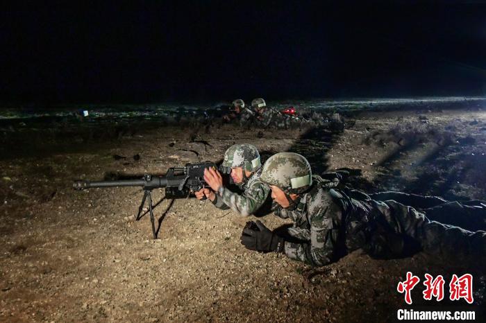 夜間狙擊手摧毀敵探照燈?！∑呀?攝