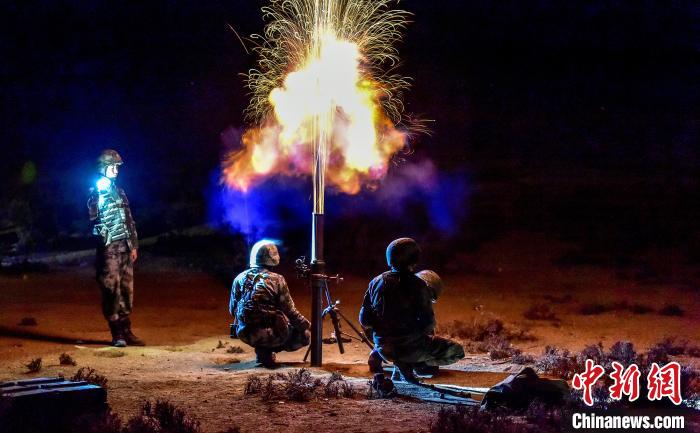 演練中偵察兵在夜間利用迫擊炮摧毀敵輕型裝甲?！」鶘|東 攝