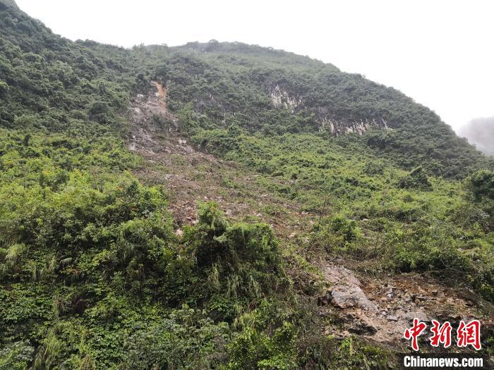 山體滑坡處?！↑S鵬 攝
