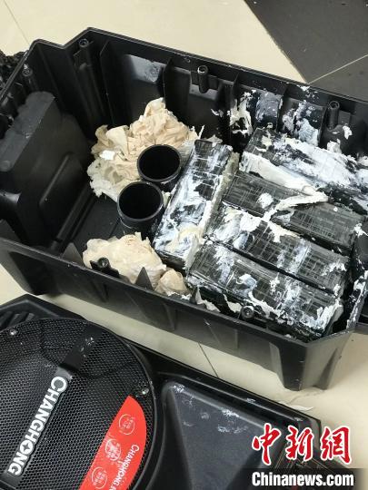 圖為臨滄邊境管理支隊(duì)從音響中查獲毒品?！⒂狼?攝