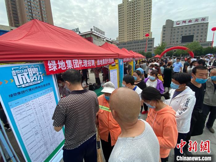 一些知名企業(yè)展臺前，投遞簡歷、咨詢就業(yè)的人絡繹不絕?！∏愊?攝