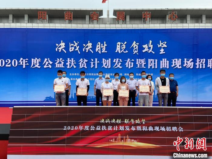 在現(xiàn)場，綠地集團與困難就業(yè)群體就業(yè)代表簽署勞務合同，并為首批6名就業(yè)代表頒發(fā)上崗證書?！∏愊?攝