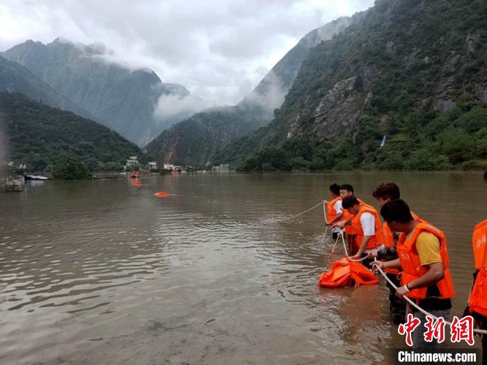 救援人員正在全力營救被困群眾?！〉ぐ托峁?攝