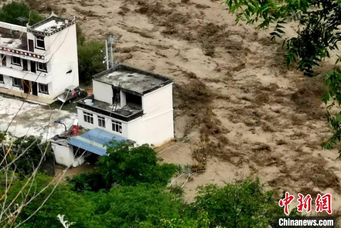 洪水淹沒房屋?！〉ぐ托峁?攝