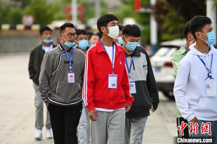 7月7日，考生在拉薩三高考點(diǎn)外有序排隊(duì)，等待進(jìn)入考場(chǎng)。　何蓬磊 攝