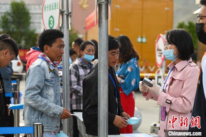 7月7日，考生在拉薩三高考點(diǎn)外進(jìn)行身份證件核驗(yàn)。　何蓬磊 攝