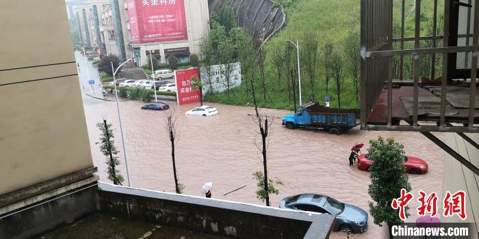 圖為重慶萬州城區(qū)積水嚴(yán)重。　重慶萬州區(qū)委宣傳部供圖 攝