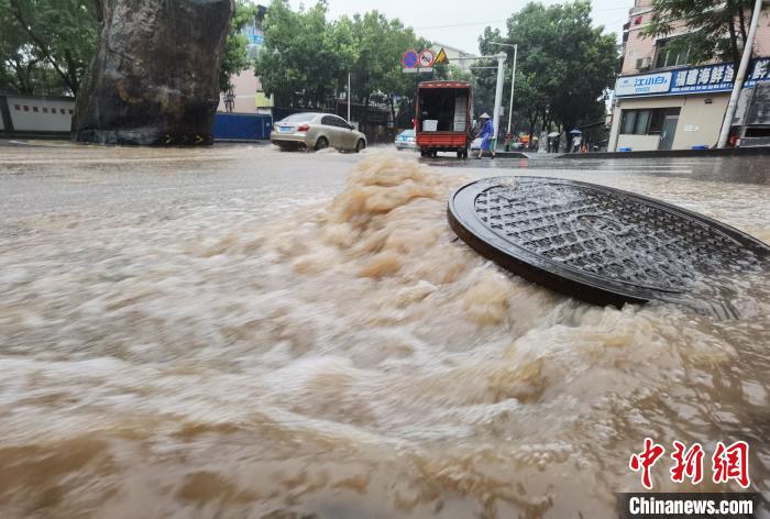 圖為重慶萬州城區(qū)積水嚴(yán)重。　重慶萬州區(qū)委宣傳部供圖 攝