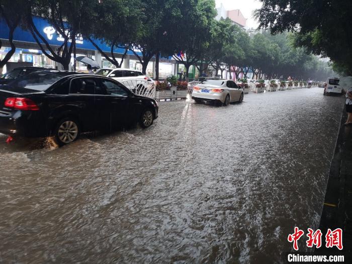 圖為重慶萬州城區(qū)積水嚴(yán)重。　重慶萬州區(qū)委宣傳部供圖 攝