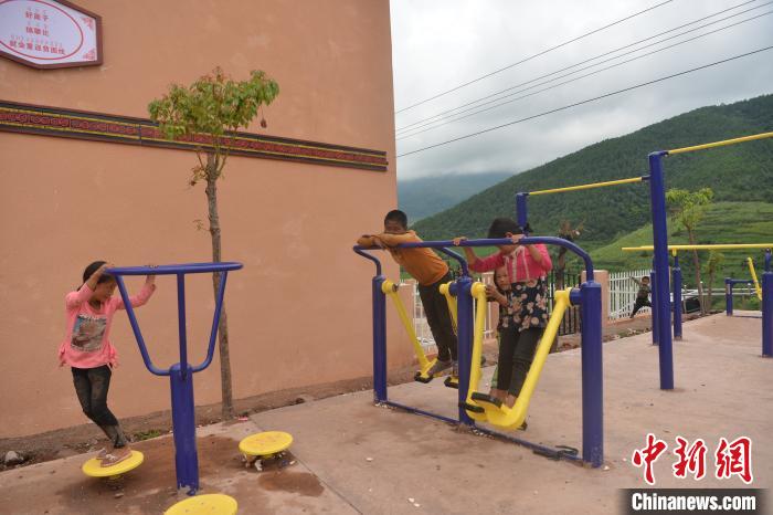 甲甲溝村里玩耍的孩子?！埨?攝