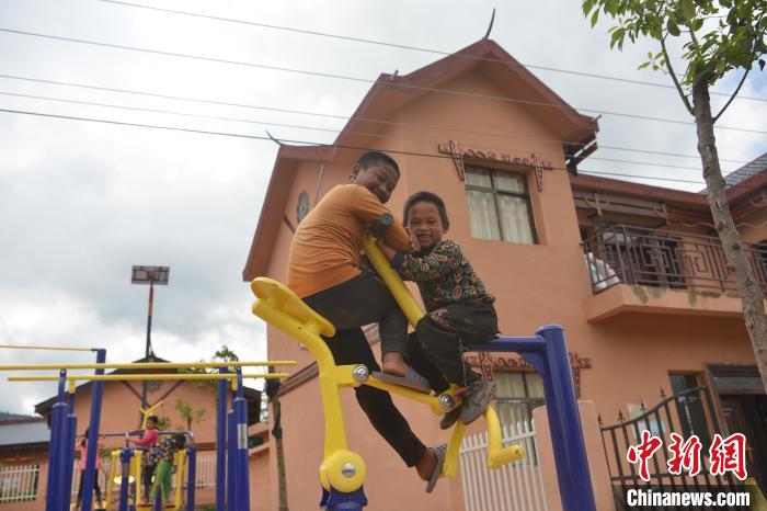 甲甲溝村里玩耍的孩子?！埨?攝