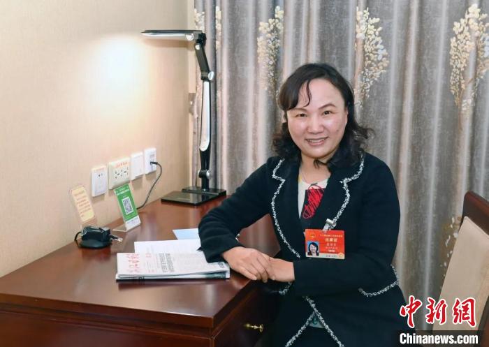 全國(guó)人大代表，浙江省臺(tái)州市椒江區(qū)大陳實(shí)驗(yàn)學(xué)校校長(zhǎng)、黨支部書記翁麗芬 蔡榮章 攝