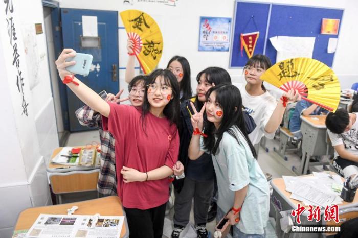 資料圖：6月6日，2021年高考前夕，湖南長(zhǎng)沙同升湖實(shí)驗(yàn)學(xué)校高三年級(jí)，考生們?cè)诮淌覂?nèi)合影。 楊華峰 攝