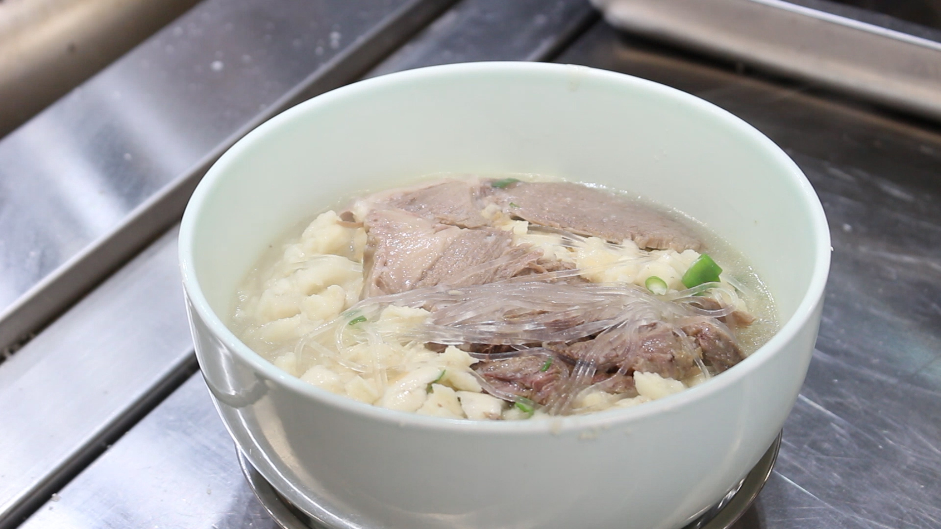 【陜菜大師和他們的拿手菜】烏平：“知足者常樂(lè)，食客愛(ài)吃我做的牛羊肉泡饃，就是我最大的滿(mǎn)足”_fororder_圖片8