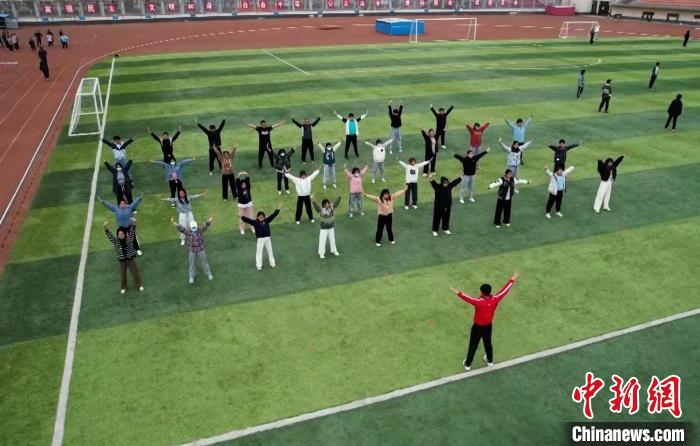 寧夏大學(xué)校園內(nèi)，學(xué)生跟隨老師練習(xí)八段錦。 謝宇 攝