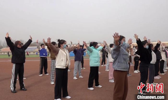 寧夏大學(xué)校園內(nèi)，學(xué)生練習(xí)八段錦。 謝宇 攝