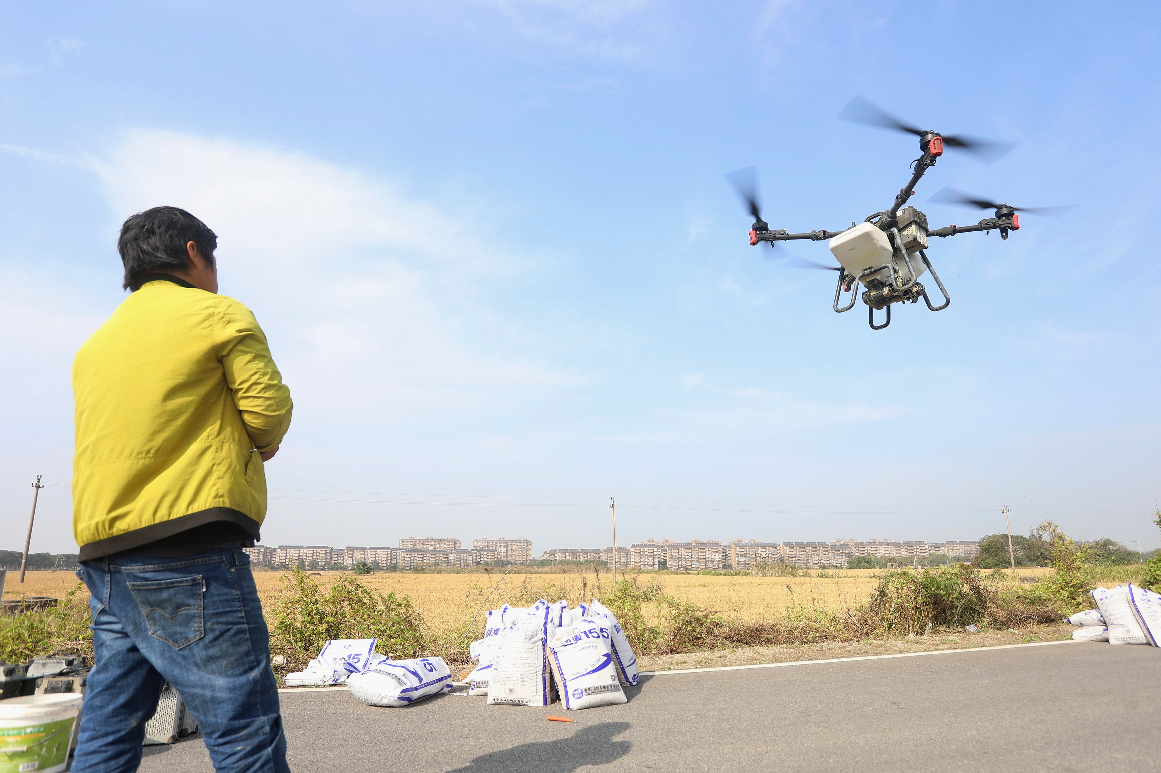 2023年11月15日，浙江嘉興，南湖區(qū)七星街道一處農(nóng)田里，農(nóng)民操縱無人機(jī)進(jìn)行冬小麥飛播。