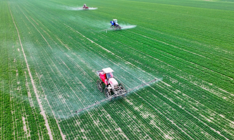 2024年2月18日，安徽省亳州市，利辛縣紀(jì)王場鄉(xiāng)孫老家村麥田，農(nóng)民駕駛自走式高桿噴霧機(jī)對小麥進(jìn)行噴藥作業(yè)。