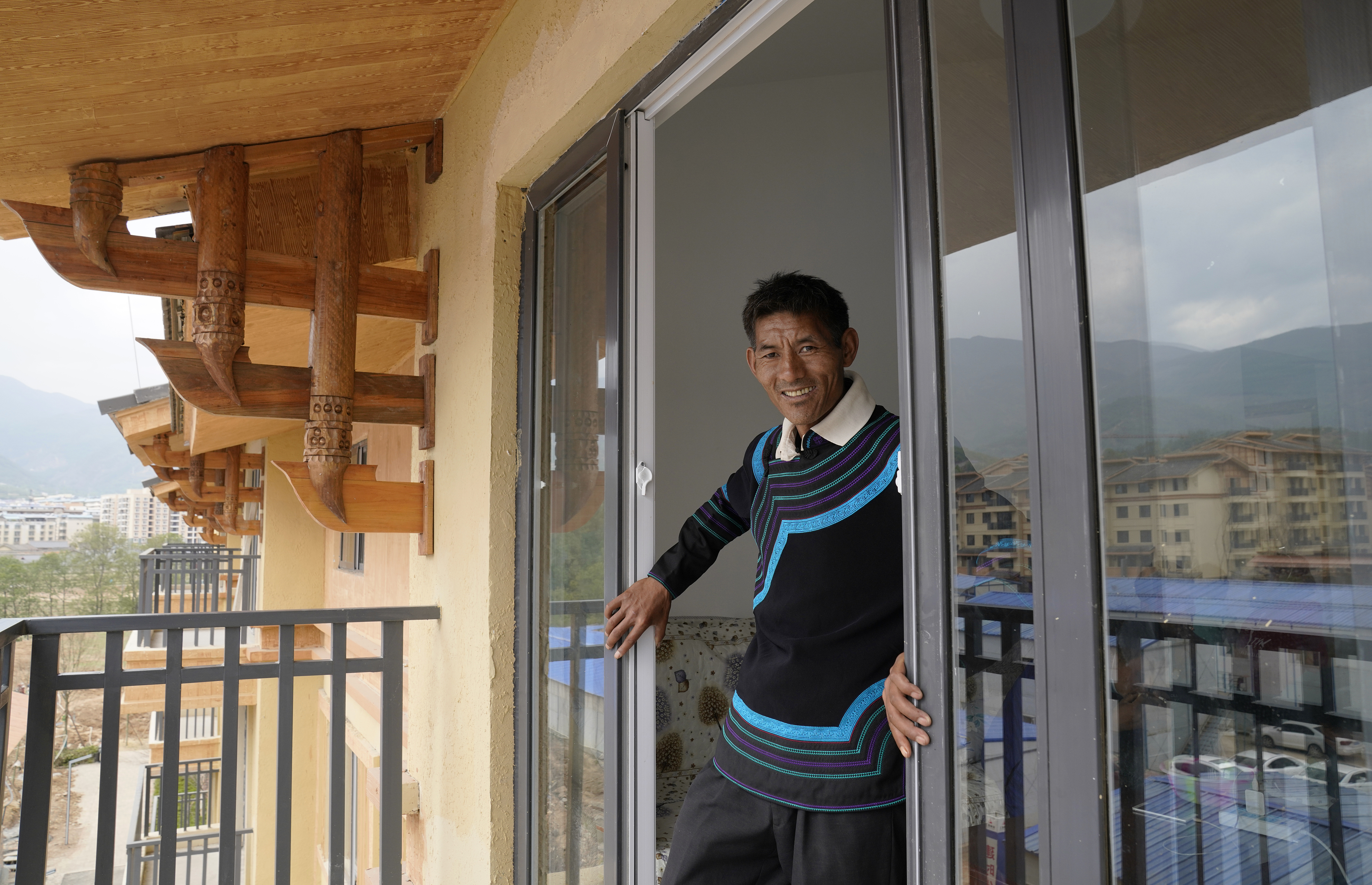 2020年5月14日，四川涼山彝族自治州昭覺(jué)縣，“懸崖村”村村民某色伍哈入住新房。